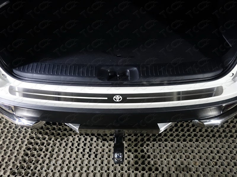 

Накладка на задний бампер (лист шлифованный логотип Toyota) ТСС TOYHIGHL17-24 Toyota Highlander 2014 -, Highlander